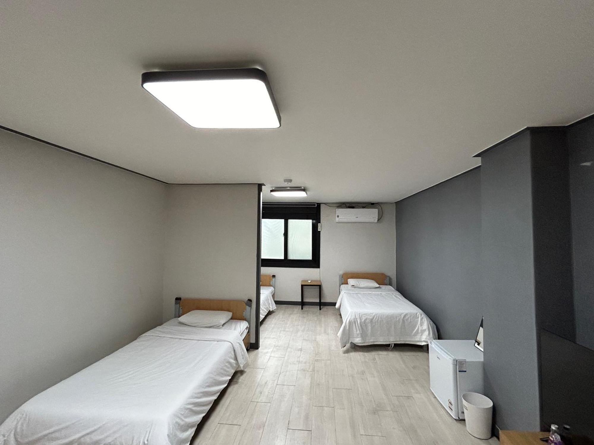 Deluxe Motel Geoje Phòng bức ảnh