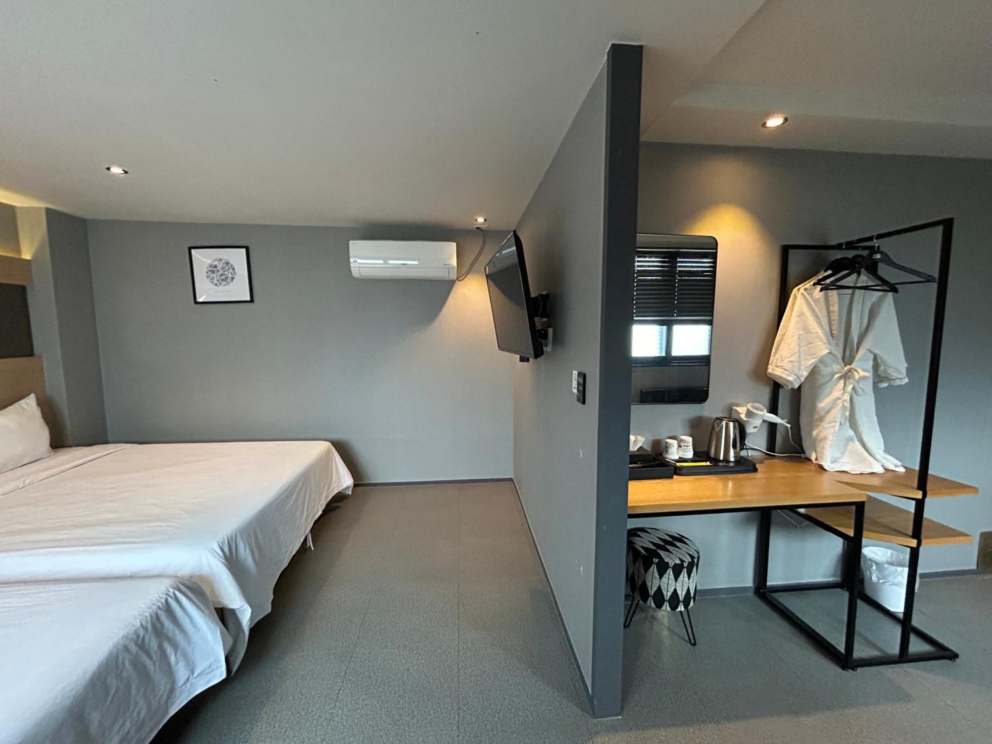 Deluxe Motel Geoje Ngoại thất bức ảnh