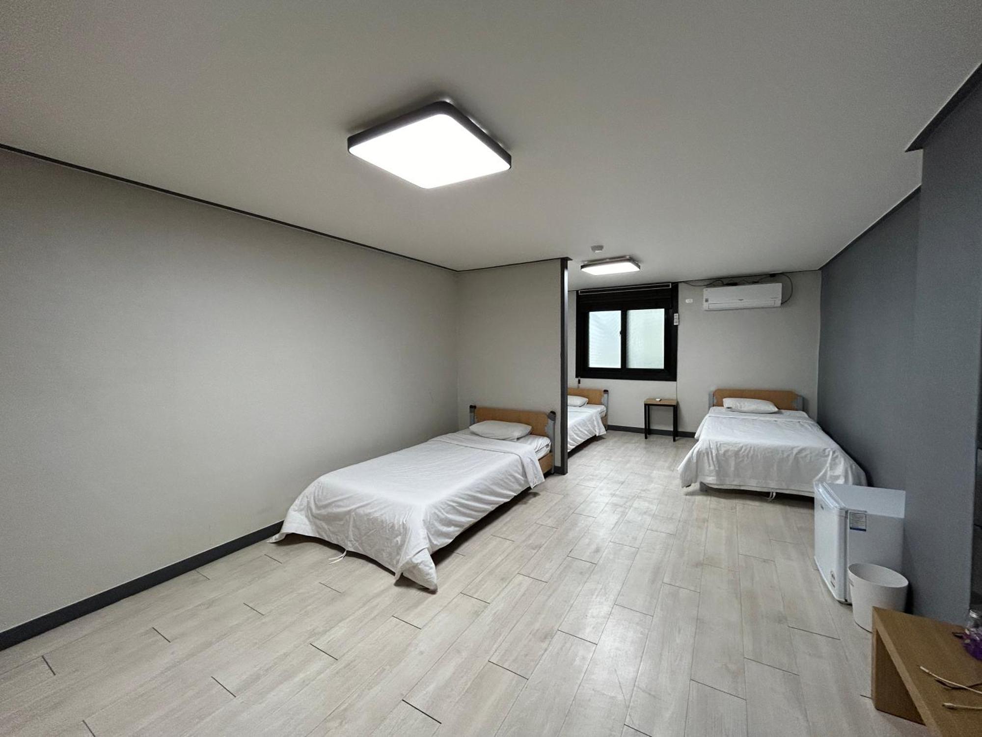 Deluxe Motel Geoje Phòng bức ảnh